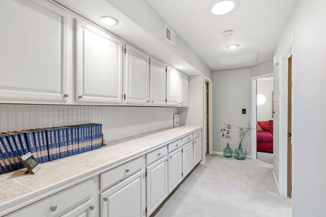 2402 LYNNWOOD DR, Columbia, MO 65203