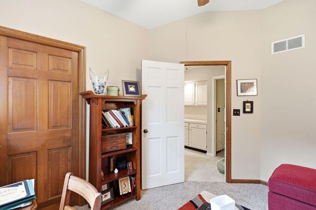 2402 LYNNWOOD DR, Columbia, MO 65203