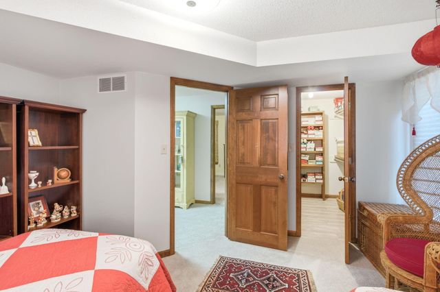 2402 LYNNWOOD DR, Columbia, MO 65203