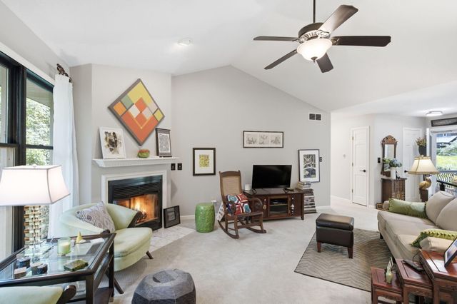 2402 LYNNWOOD DR, Columbia, MO 65203