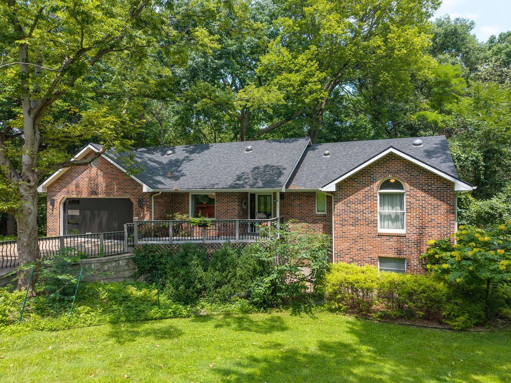 2402 LYNNWOOD DR, Columbia, MO 65203