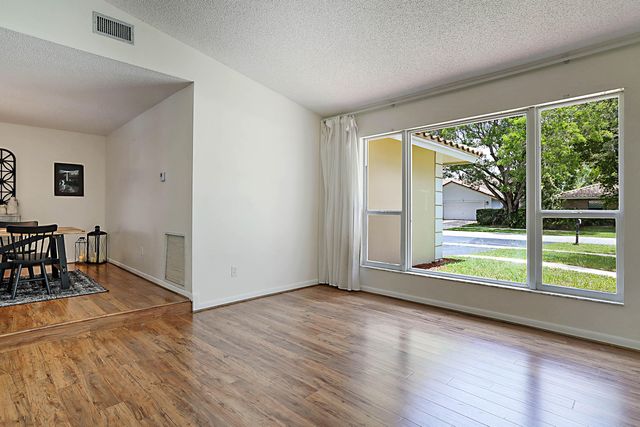 20869 Sonrisa Way, Boca Raton, FL 33433