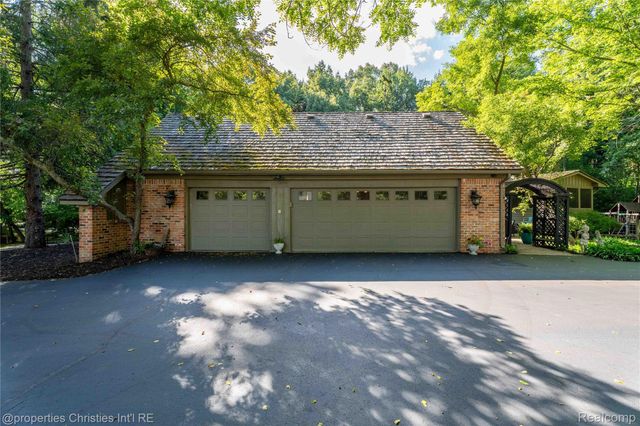 32870 Bingham Lane, Bingham Farms Village, MI 48025