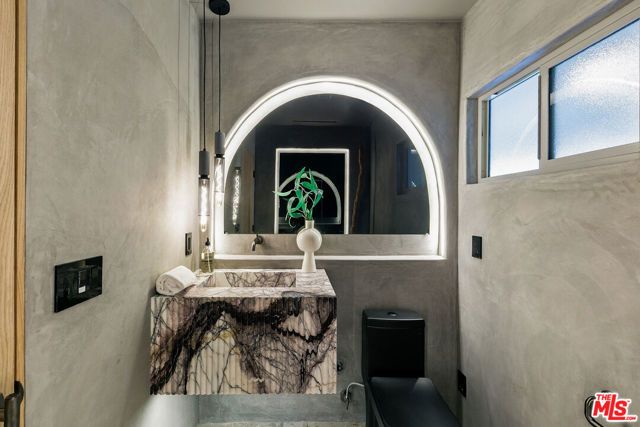 23458 Canzonet Street, Woodland Hills (los Angeles), CA 91367