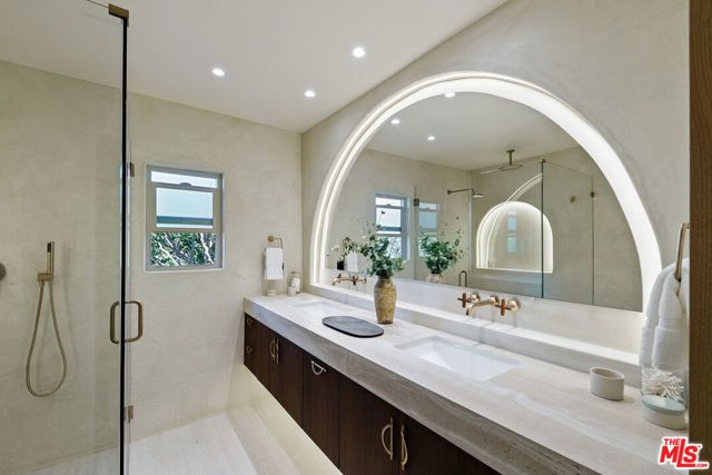 23458 Canzonet Street, Woodland Hills (los Angeles), CA 91367