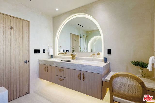 23458 Canzonet Street, Woodland Hills (los Angeles), CA 91367