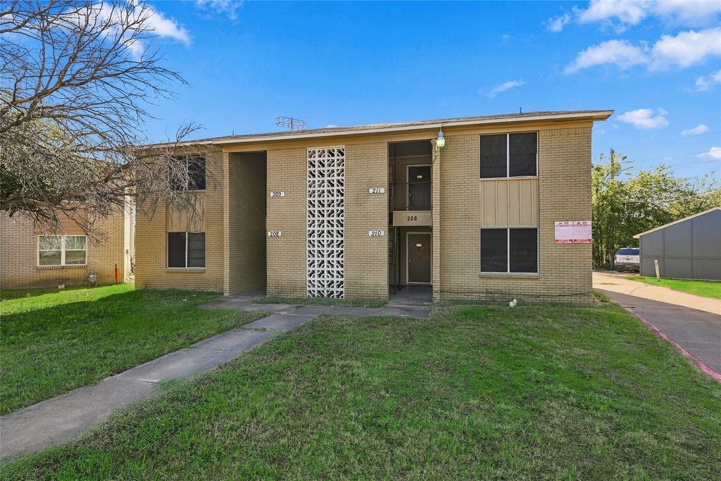 208 Alpine Court, Irving, TX 75060 — exterior