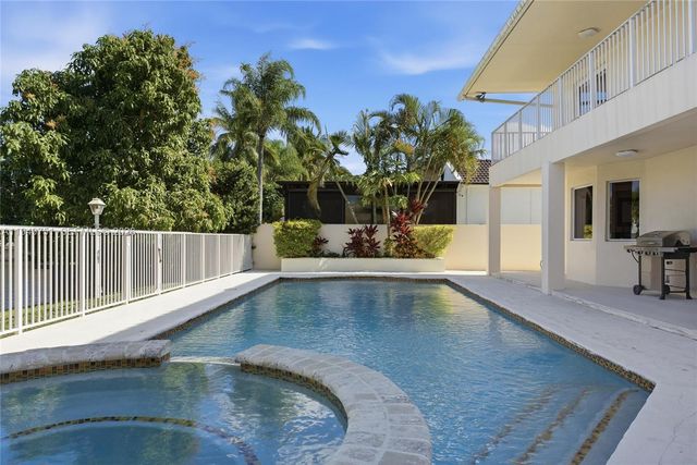 7935 NW 162nd St, Miami Lakes, FL 33016