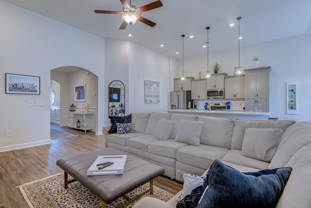 405 Heathside St., Murrells Inlet, SC 29576