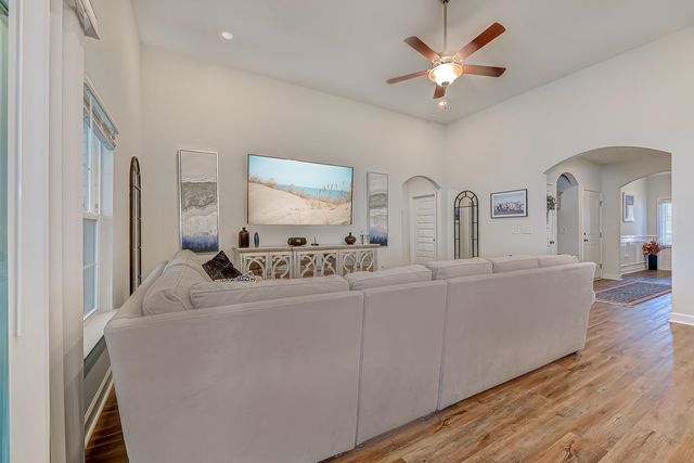 405 Heathside St., Murrells Inlet, SC 29576