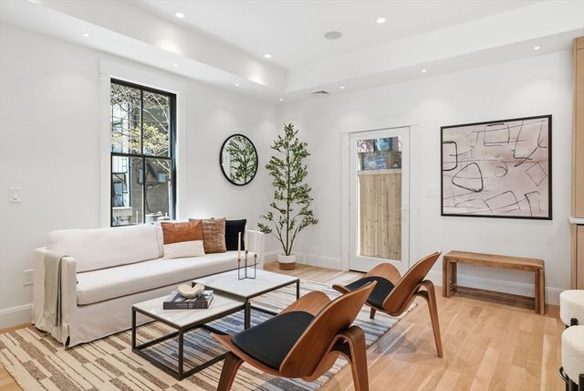 9 Mt Auburn St, Cambridge, MA 02138
