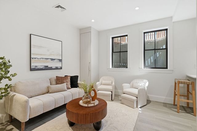 9 Mt Auburn St, Cambridge, MA 02138