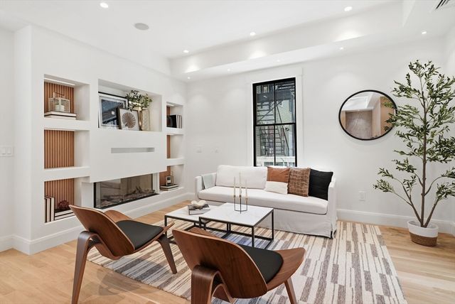 9 Mt Auburn St, Cambridge, MA 02138