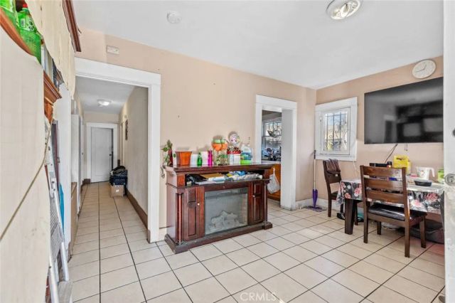 947 81, Los Angeles, CA 90044