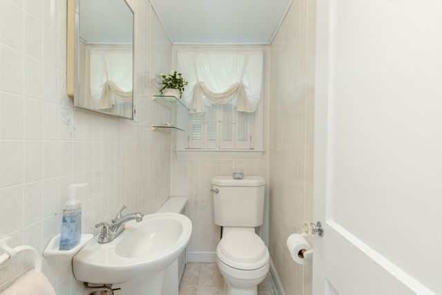 8 Beech St, Chelmsford, MA 01863