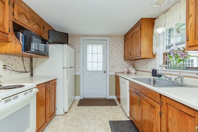 8 Beech St, Chelmsford, MA 01863