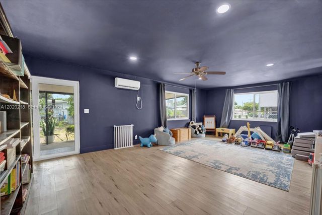 725 NW 24th Ct, Miami, FL 33125