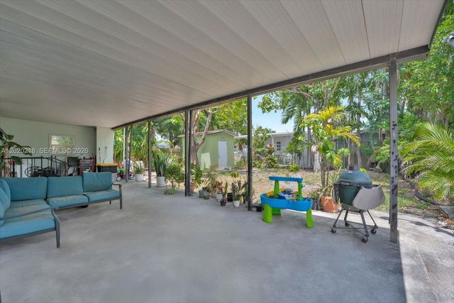 725 NW 24th Ct, Miami, FL 33125