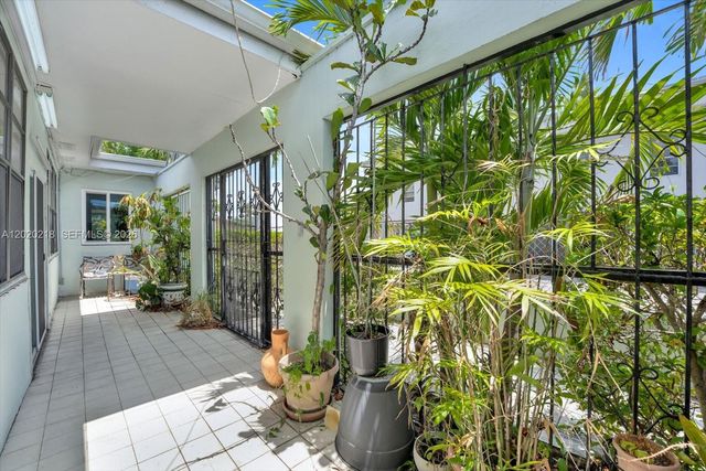 725 NW 24th Ct, Miami, FL 33125