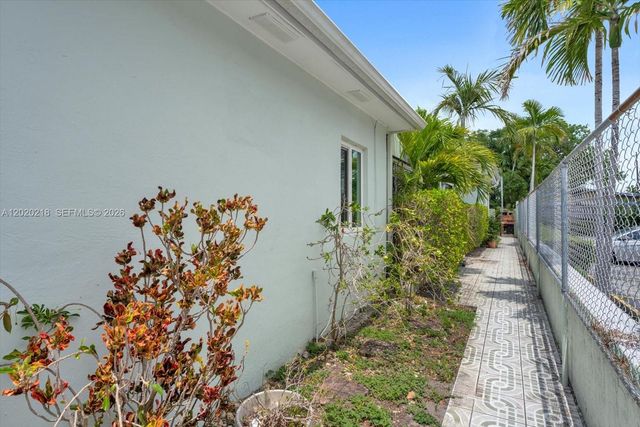 725 NW 24th Ct, Miami, FL 33125
