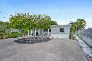 725 NW 24th Ct, Miami, FL 33125