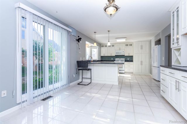 14016 Strathmore Drive, Shelby Charter Township, MI 48315