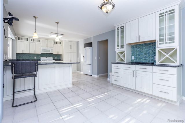 14016 Strathmore Drive, Shelby Charter Township, MI 48315