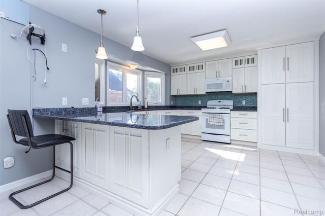 14016 Strathmore Drive, Shelby Charter Township, MI 48315