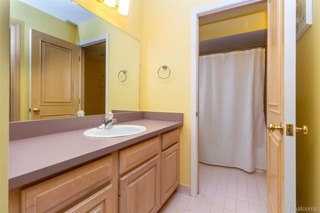 14016 Strathmore Drive, Shelby Charter Township, MI 48315