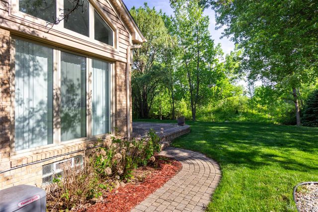 14016 Strathmore Drive, Shelby Charter Township, MI 48315