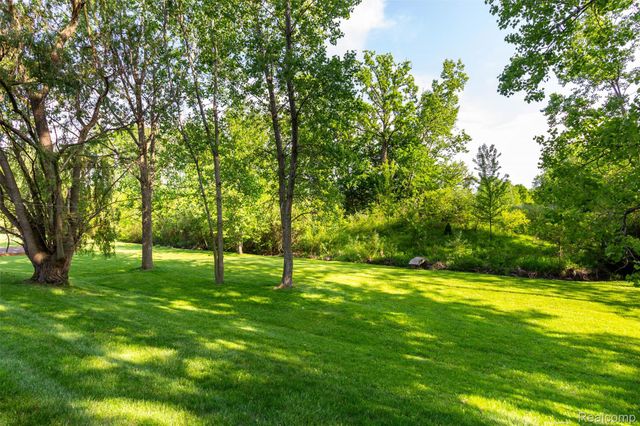 14016 Strathmore Drive, Shelby Charter Township, MI 48315