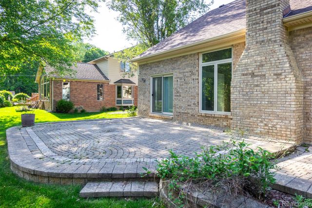 14016 Strathmore Drive, Shelby Charter Township, MI 48315