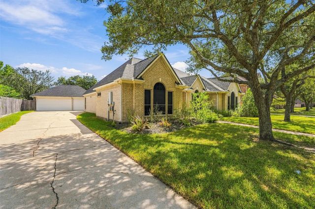 2845 Martina Drive, Friendswood, TX 77546