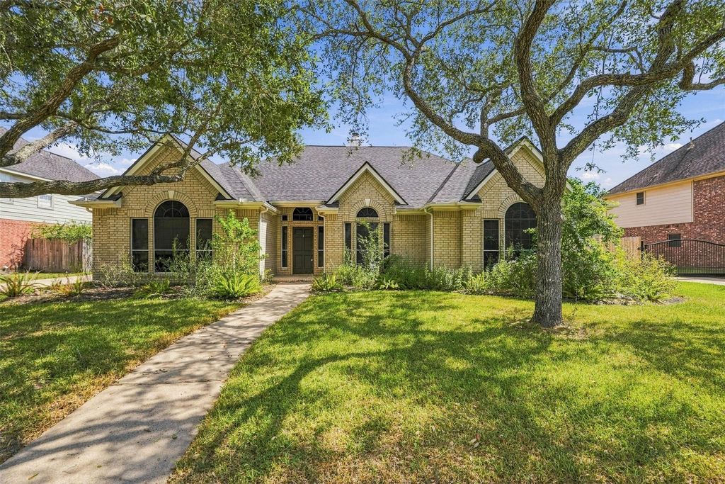 2845 Martina Drive, Friendswood, TX 77546