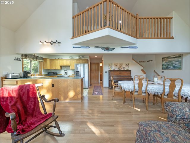 71397 Fishhawk Rd, Clatskanie, OR 97016