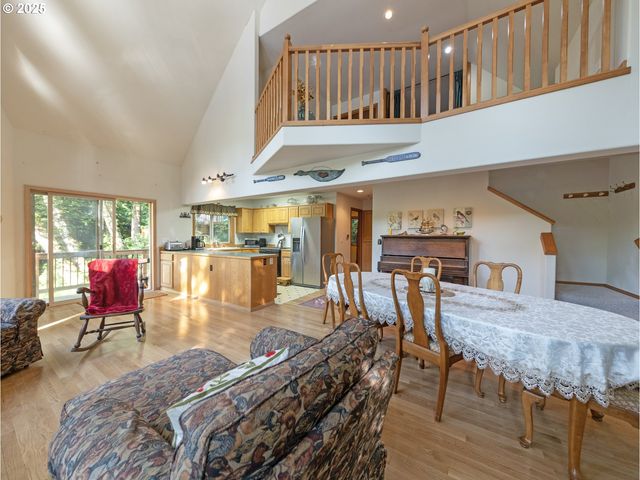 71397 Fishhawk Rd, Clatskanie, OR 97016