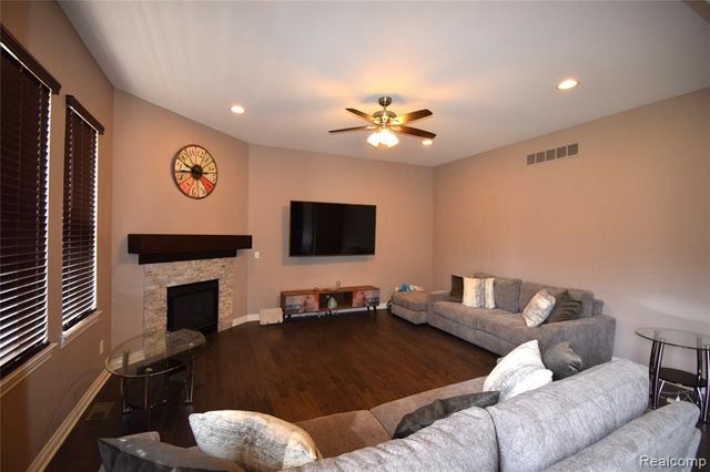 55752 Timbers Edge Drive, Utica, MI 48316
