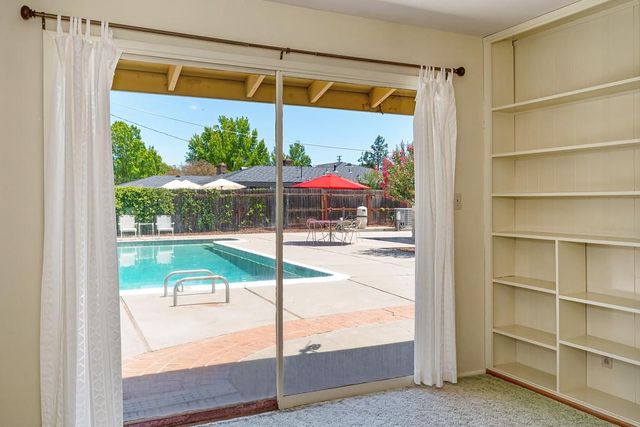 2800 Ashbourne Dr, Sacramento, CA 95821