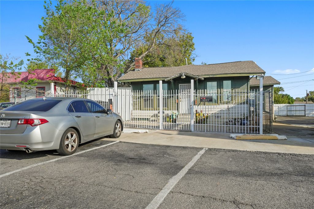 3013 E Lancaster Avenue, Fort Worth, TX 76103 — photo 2