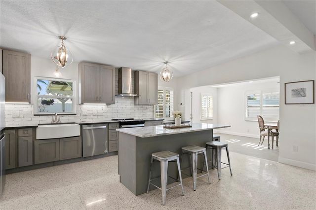 6931 GRANDE VISTA WAY S, St Petersburg, FL 33707