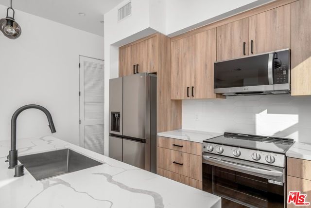 10823 Morrison Street, North Hollywood (los Angeles), CA 91601