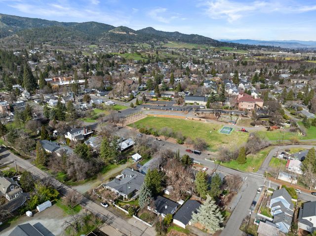 280 7th Street, Jacksonville, OR 97530