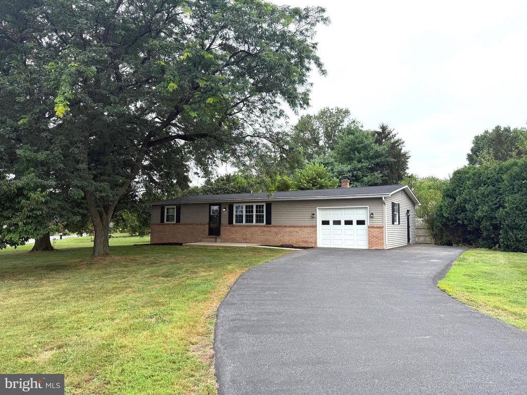 1006 STELLAR DR, Mount Joy, PA 17552
