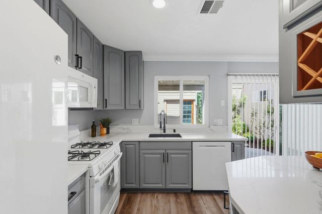 9416 Carlton Oaks Drive B, Santee, CA 92071