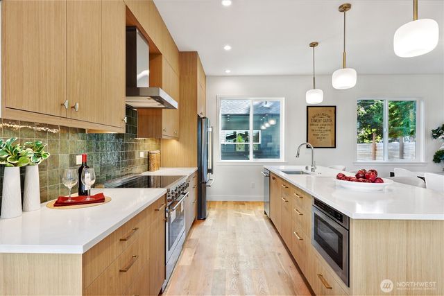 707 N 65th Street, Seattle, WA 98103