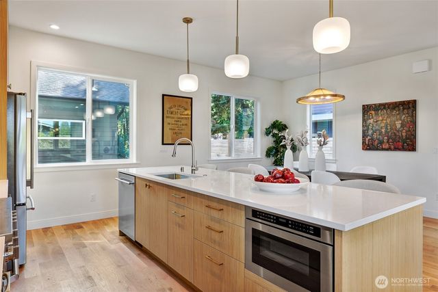 707 N 65th Street, Seattle, WA 98103