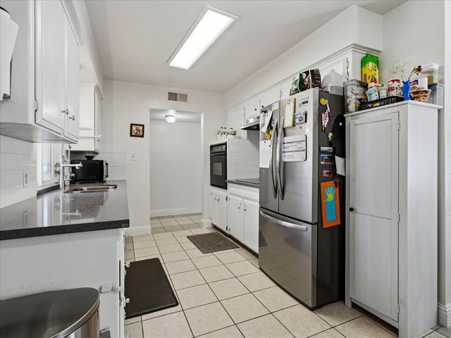 649 W Ashcroft Avenue, Clovis, CA 93612