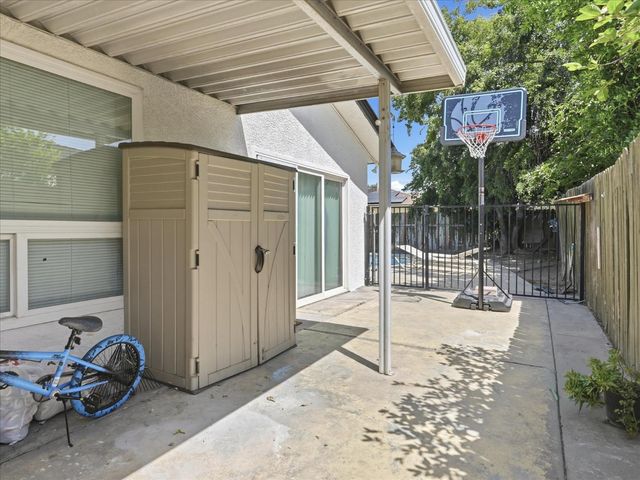 649 W Ashcroft Avenue, Clovis, CA 93612