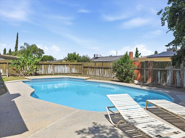 649 W Ashcroft Avenue, Clovis, CA 93612