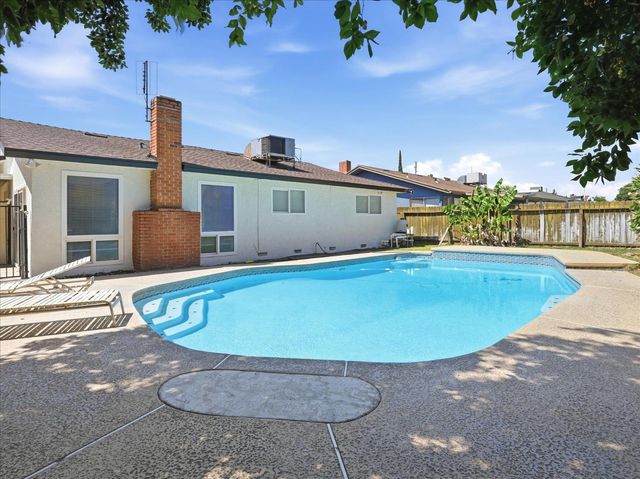 649 W Ashcroft Avenue, Clovis, CA 93612
